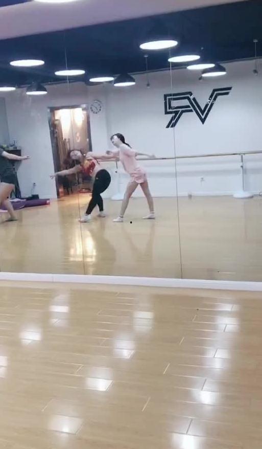 礼堂跳舞吃瓜视频大全,舞蹈与瓜果共赏的欢乐时光