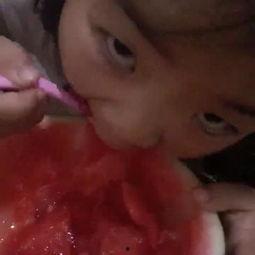 宝宝刚开始吃瓜视频,宝宝探索美味新世界