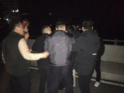 男子吃瓜跳桥视频,一场意外引发的全民热议 第2张 男子吃瓜跳桥视频,一场意外引发的全民热议 第2张