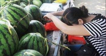 农村吃瓜妇女图片视频,生活百态下的闲聊时光 第2张 农村吃瓜妇女图片视频,生活百态下的闲聊时光 第2张