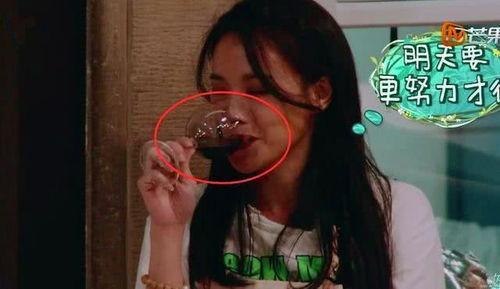 喝酒吃瓜的视频在线观看,一起沉浸式体验喝酒吃瓜的欢乐时光