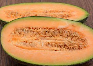 在路边吃哈密瓜好吗视频,现场品尝体验分享  第2张