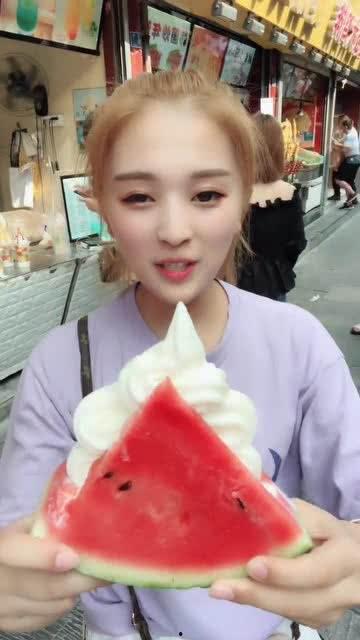 网红吃瓜小姐姐视频大全,揭秘热门视频背后的趣味故事 第3张 网红吃瓜小姐姐视频大全,揭秘热门视频背后的趣味故事 第3张