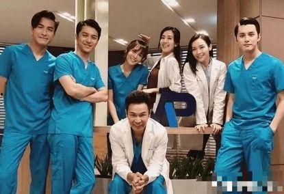 看一个吃瓜情侣拍照视频,情侣吃瓜拍照，甜蜜互动引网友热议  第2张