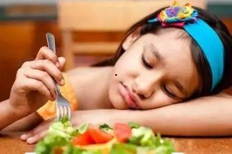 萌娃吃瓜边吃边玩视频,可爱互动萌翻网友  第2张