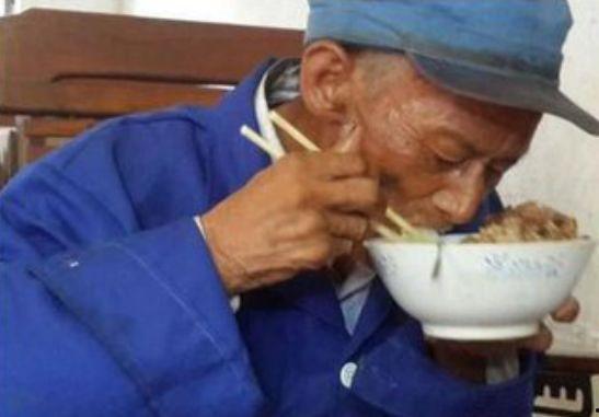 大爷抱着饭碗吃瓜视频,温馨画面引网友热议  第2张