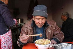大爷抱着饭碗吃瓜视频,温馨画面引网友热议  第3张