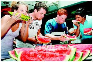 老外吃瓜比赛视频,老外激烈角逐吃瓜大赛，速度与技巧的较量