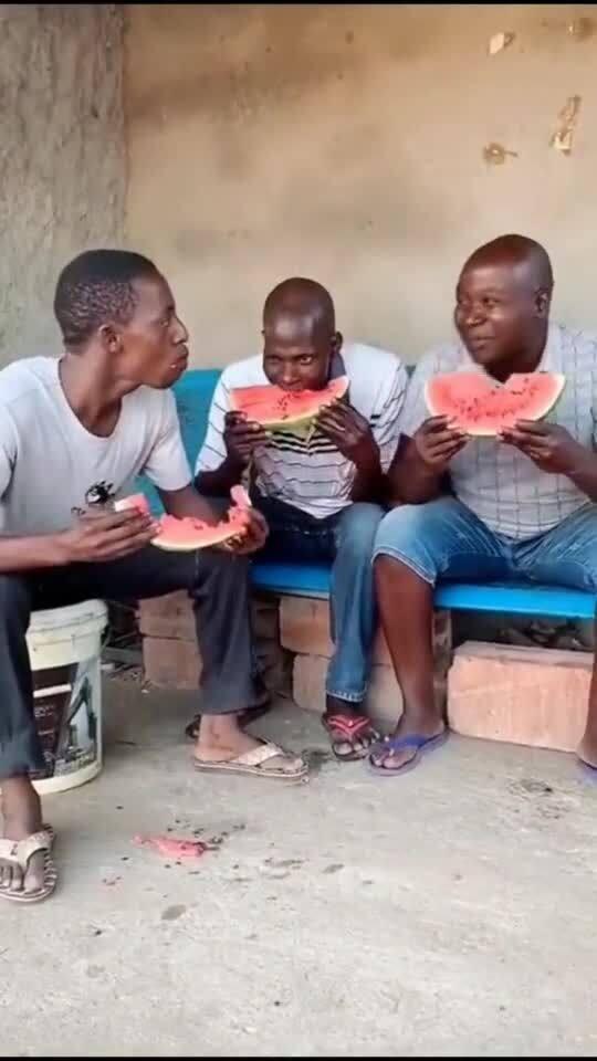 老外吃瓜比赛视频,老外激烈角逐吃瓜大赛，速度与技巧的较量  第3张