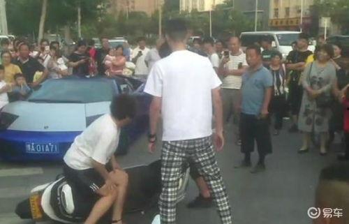 网红吃瓜围观视频  第2张