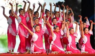 广场吃瓜比赛视频大全,全民娱乐盛宴视频大盘点  第2张