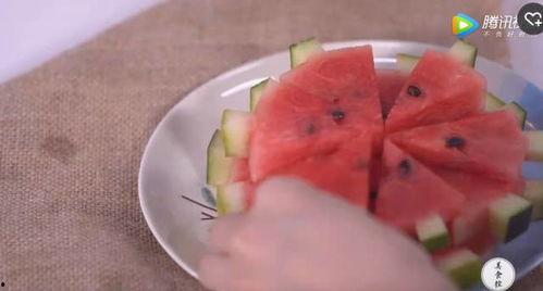 吃瓜花样吃法图解视频,解锁夏日消暑美食新姿势 第2张 吃瓜花样吃法图解视频,解锁夏日消暑美食新姿势 第2张