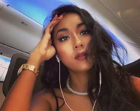 南非女模吃瓜图片视频,独特造型引发热议