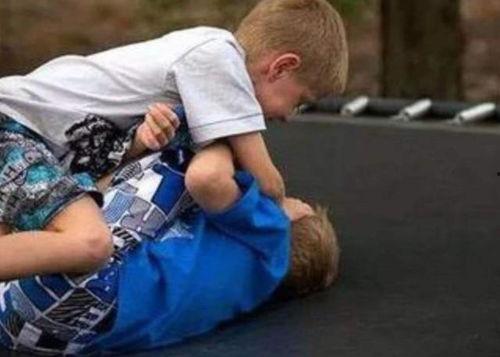 姐妹打架宝宝吃瓜视频,宝宝无辜吃瓜，一场家庭纷争引网友热议  第3张