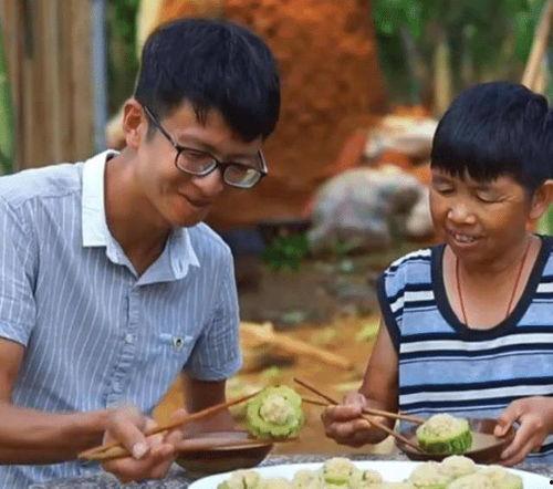 老小孩和康仔的视频吃瓜,揭秘视频中的吃瓜趣事