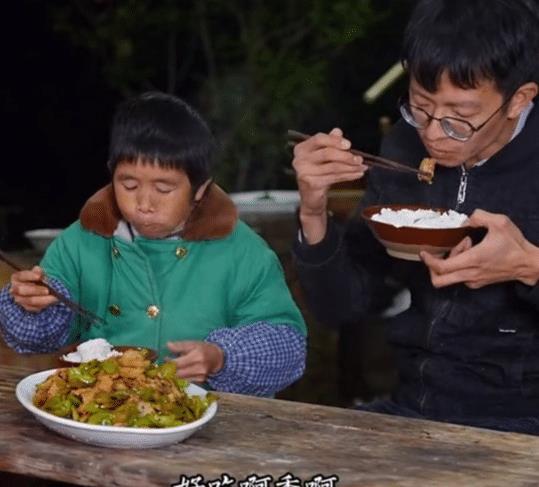 老小孩和康仔的视频吃瓜,揭秘视频中的吃瓜趣事  第3张