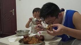 父子路边吃瓜视频  第3张