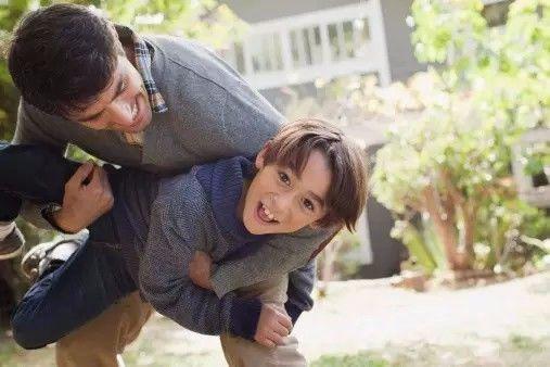 爸爸教导儿子吃瓜视频,从吃瓜视频看家庭教育新风尚  第1张